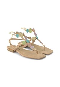 Sandalias planas de material ante beige, con una cadena decorativa dorada y círculos de rhinestone coloridos a lo largo de la tira del dedo.