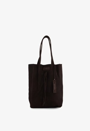 Dunkelbraune Wildleder-Shopper-Tasche mit Doppelnähten vorne, doppelten Griffen und einem hängenden rechteckigen Anhänger mit dem eingeprägten "VENEZIA"-Logo.