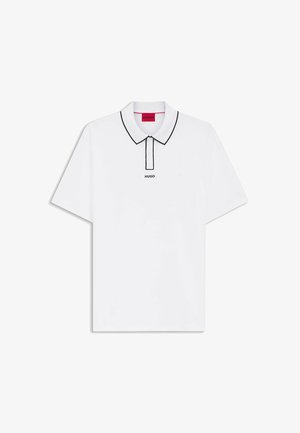 Witte polo met korte mouwen, zwarte bies op de kraag en knoopsluiting, rood binnenlabel en het "HUGO"-logo onder het midden van de knoopsluiting.