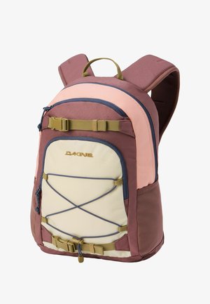 Mochila compacta Dakine en malva apagado, rosa claro y beige, con correas acolchadas, cuerda elástica frontal, bolsillos con cremallera y hebillas ajustables.