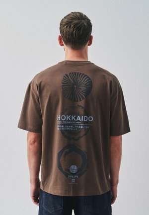 Next, REGULAR FIT - GRAPHIC PRINT HEAVY WEIGHT T-SHIRT . - Print T-shirt - brown japan tree