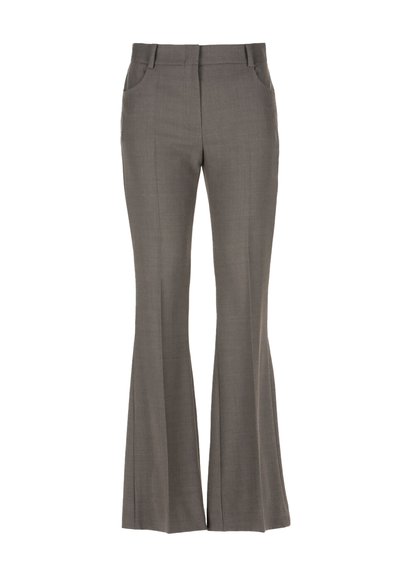 Pelēkas pielāgotas flared bikses ar gludu tekstūru, divām priekšējām kabatām un pieguļošu jostu, izgatavotas no viegla auduma.