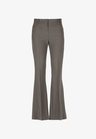 Pelēkas pielāgotas flared bikses ar gludu tekstūru, divām priekšējām kabatām un pieguļošu jostu, izgatavotas no viegla auduma.
