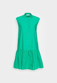 Vestido sin mangas de algodón verde con frente abotonado, cuello tipo camisa y falda con volantes. Textura suave y ajuste relajado.