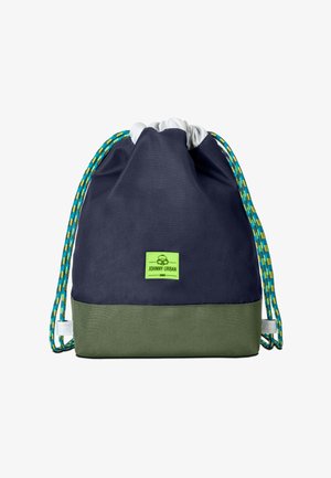 Trekzak in marineblauw en olijfgroen stof; met een felgroene logopatch en gevlochten gekleurde straps voor afsluiting.