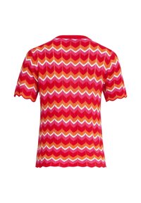Korte mouw gebreide top met een zigzagpatroon in rood, oranje en geel, een golvende zoom en een geribbelde structuur.