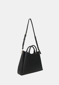 Borsa a mano in pelle nera con forma strutturata, doppio manico superiore, tracolla regolabile e accenti in hardware color oro. Texture liscia.