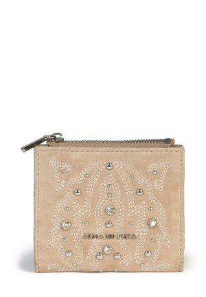Cartera de ante beige con diseño bordado, tachuelas plateadas y cristales. Forma cuadrada con cierre de cremallera en la parte superior.