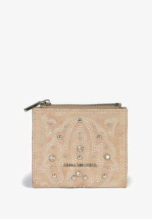 Cartera de ante beige con diseño bordado, tachuelas plateadas y cristales. Forma cuadrada con cierre de cremallera en la parte superior.