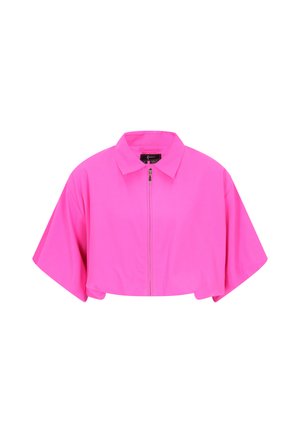 Lys pink kort jakke med brede korte ærmer, krave og lynlåslukning foran, vist på en ensfarvet hvid baggrund.