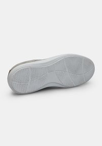Suola di sneaker con una linguetta bianca in gomma, modello di grip texturizzato e materiale superiore beige. Robusta e progettata per la trazione.