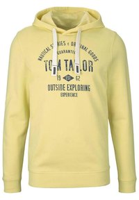 Felpa gialla con cordini bianchi e testo blu navy che recita "Tom Tailor," "Nautical Stories & Original Goods," "Outside Exploring Experience," e "Est 1962."