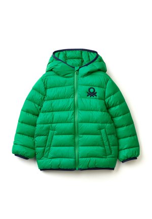 Chaqueta acolchada verde para niños con capucha, cremallera frontal, bolsillos laterales y ribete y logo azul oscuro en el pecho.