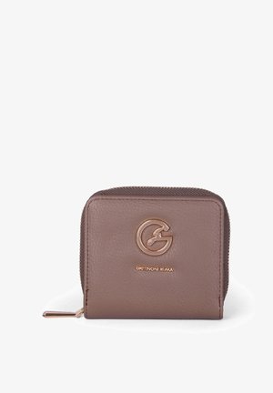 Portafoglio in pelle marrone con una superficie testurizzata, chiusura a cerniera e un logo metallico sulla parte anteriore, caratterizzato da un design rettangolare.