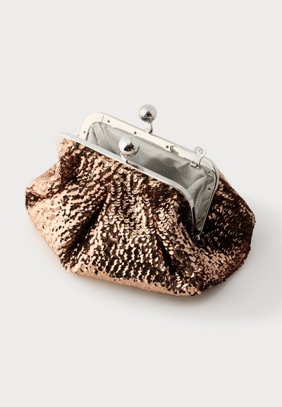 Φάκελος φτιαγμένος από παγιέτες σε χρώμα ροζ χρυσού με πτυχωτό σχέδιο, μεταλλικό πλαίσιο και στρογγυλό κούμπωμα, που διαθέτει εσωτερική επένδυση με υφή.