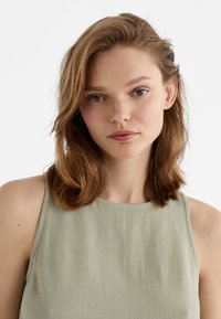Stradivarius FLOWING RACERBACK - Blůza - khaki