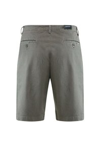Pantaloni corti grigi in cotone con taglio dritto, due tasche posteriori con chiusura a bottone e passanti per la cintura. Il tessuto presenta una leggera texture.