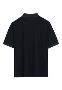 Polo noir avec un col gris contrasté et des manches courtes, fabriqué en tissu en coton lisse avec une coupe classique et des bords ourlés.