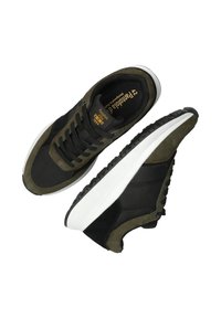 Sneaker verdi e nere con materiali in suede e mesh, dotate di una intersuola bianca, suola nera e chiusura con lacci. Logo sulla linguetta.