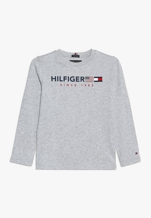 Szara koszulka z długim rękawem i okrągłym dekoltem, z napisem "HILFIGER" w granatowo-czerwonych literach oraz logo Ameryki i Tommy Hilfiger.