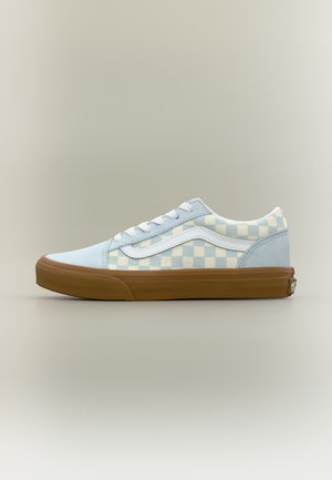 Sneaker basse in suede azzurro chiaro, motivo a scacchi crema, striscia bianca, lacci bianchi e suola in gomma marrone su sfondo neutro.