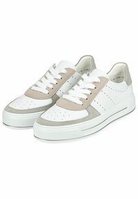 Weiße und beige Leder-Sneaker mit runder Zehenpartie, perforierten Details, flachen Schnürsenkeln und einer dicken Sohle. Weiche Wildlederakzente an der Oberseite.