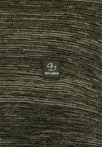 Jersey de punto en tonos negro y gris con un patrón texturizado. Presenta una etiqueta cuadrada negra con "KEY LARGO" en texto blanco.