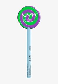 Eyeliner NYX Professional Makeup w jasnoniebieskim ołówkowym opakowaniu z okrągłą zielono-fioletową nakrętką, z logo marki i tekstem.