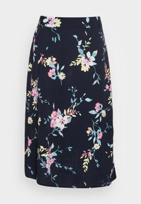 Jupe midi florale en bleu marine, ornée de fleurs roses, jaunes et bleues avec des feuilles vertes. Texture douce, ourlet droit et taille élastique.