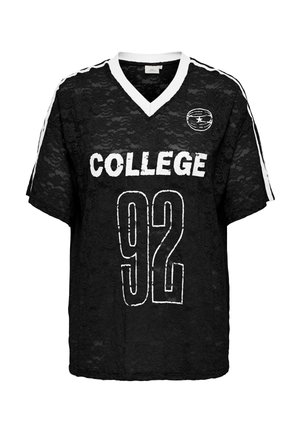 Svart bluse med korte ermer i blonder, hvit V-hals, hvite striper på ermene, "COLLEGE"-tekst og nummeret "92" i stor hvit stencil-font.