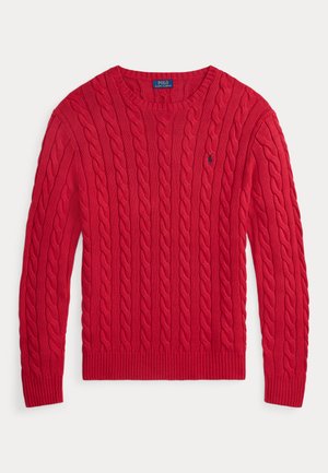 Czerwony sweter w splot warkocza, z długimi rękawami, okrągłym dekoltem i małym ciemnym haftowanym logo na lewej piersi.