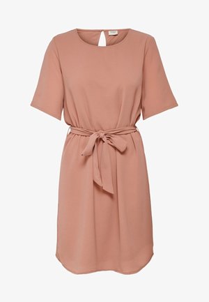 Persikofärgad klänning med korta ärmar, rund halsringning, tygbälte och nyckelhålsdetalj bak. Slät textur och knälång fåll.