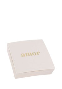 Caja cuadrada de color rosa pálido con un acabado brillante, con la palabra "amor" en relieve en letras doradas en la tapa. Textura suave, diseño minimalista.