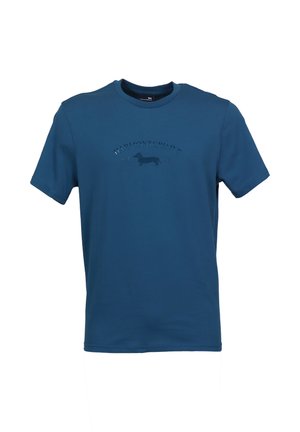 Modré tričko s krátkym rukávom a okrúhlym výstrihom, s reliéfnym logom zobrazujúcim jazvečíka a textom "Harmont & Blaine" na hrudi.