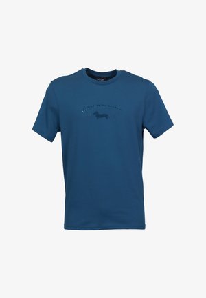 Sininen lyhythihainen pyöreäkauluksinen t-paita, jossa on kohokuvioitu logo, jossa esiintyy mäyräkoira ja rintakehässä teksti "Harmont & Blaine".