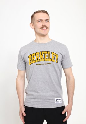 Grå t-shirt med korte ærmer med et gult "BERKELEY" logo og teksten "UNIVERSITY OF CALIFORNIA" nedenfor, lavet af blød bomuldsblanding.