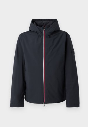 Musthave mustrakk mustrakk, millel on kapuuts, kontrastsete punaste ja valgete tõmblukkudega ning vasakul varrukal logo õmblus. Sile ja kergest kangast.