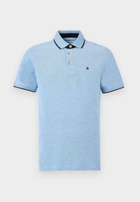 Polo bleu clair à manches courtes avec bordure noire sur le col et les bords des manches, trois boutons blancs et petit logo brodé sur la poitrine.