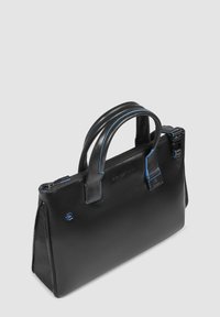 Bolso de cuero negro con acentos azules, que cuenta con dos asas, un cierre con cremallera y una forma rectangular estructurada. Diseño minimalista.