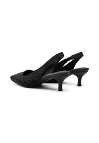 Čierne slingback podpätky s špicatou špičkou, textúrovaný zvršok s malými ozdobnými prvkami a skromným valcovým podpätkom.