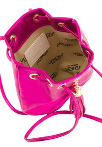 Fuchsia Leder Eimer Tasche mit goldenen Hardware, Zugverschluss und beigem Futter mit wiederholtem Markenlogo.