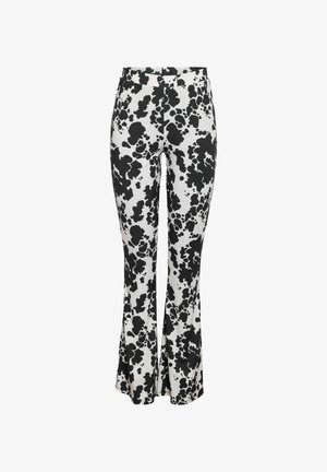 Zwart-witte flared broeken met een gedurfde, abstracte print, rekbaar materiaal en een hoge taille, geschikt voor verschillende stijlinstellingen.