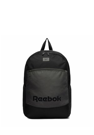 Schwarzer und dunkelgrauer Reebok-Rucksack mit Front-Reißverschlusstasche, obenliegendem Griff und "Reebok"-Logo auf der unteren Fronttasche.