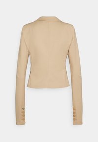 Blazer kaki à manches longues, coupe ajustée, revers cranté, coutures au dos et détail à cinq boutons aux poignets. Texture de tissu lisse.