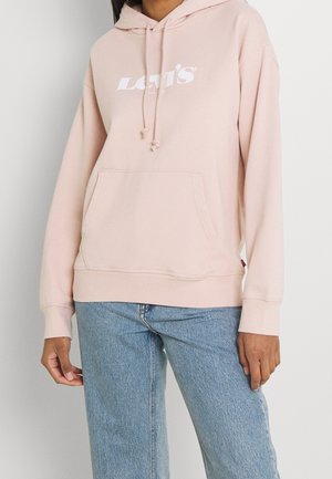Helle rosa Kapuzenpullover aus weichem Material, mit einer Fronttasche, einer Kordelzug-Kapuze und einem weißen Levi's-Logo, das auf der Brust gedruckt ist.