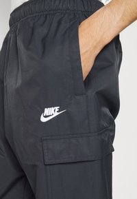 Nike Sportswear REPEAT - Cargobyxor - black/white