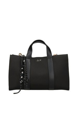 Borsa nera rettangolare con due manici, dettagli in pelle, piccolo logo geometrico e un cordoncino nero intrecciato con perline che pende da un lato.