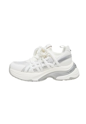 Valkoinen urheilukenkä, jossa verkkokorkeampi, hopeiset yksityiskohdat, paksu pohja ja teksturoitu muotoilu. Kenkässä on solmittu nauhakiinnitys ja takana vedettävä lenkki.