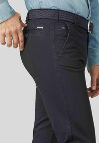 Hosen in Marineblau aus glattem Stoff, mit einem gewebten Gürtel, einerseitlichen Tasche mit Knopf und einem kleinen Logo-Detail auf der Gesäßtasche.