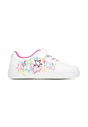 Zapatilla deportiva blanca para niños con interior rosa, diseños de graffiti coloridos de estrellas y corazones, cierre de velcro y cordones rosas sobre fondo blanco.